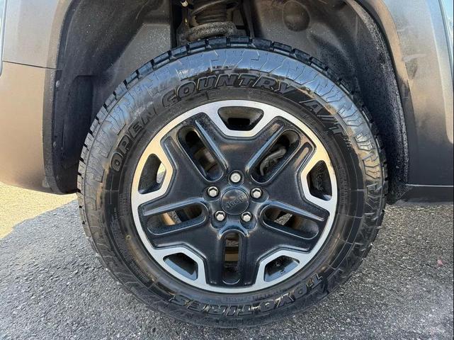 Photo of 2016 Glacier Metallic Jeep Renegade