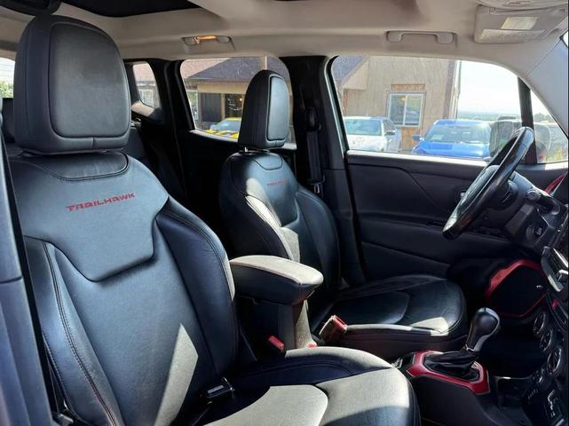Photo of 2016 Glacier Metallic Jeep Renegade