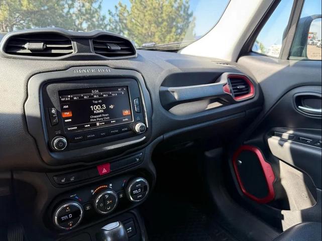Photo of 2016 Glacier Metallic Jeep Renegade
