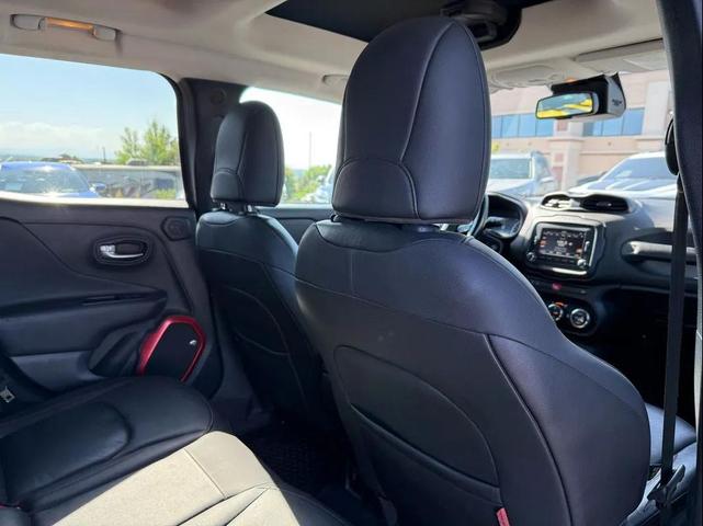 Photo of 2016 Glacier Metallic Jeep Renegade