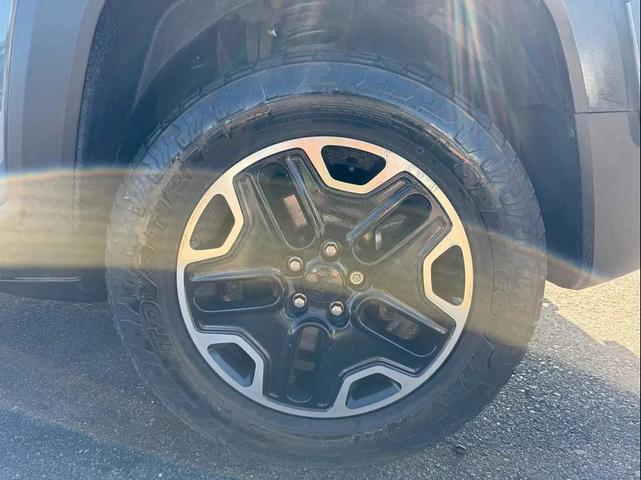 Photo of 2016 Glacier Metallic Jeep Renegade