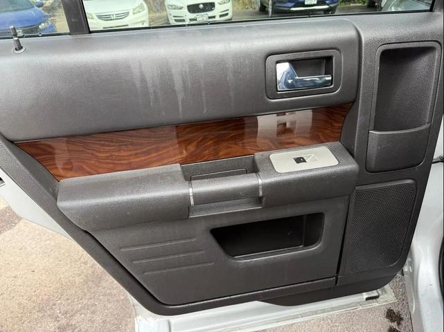 Photo of 2011 Ingot Silver Metallic Ford Flex