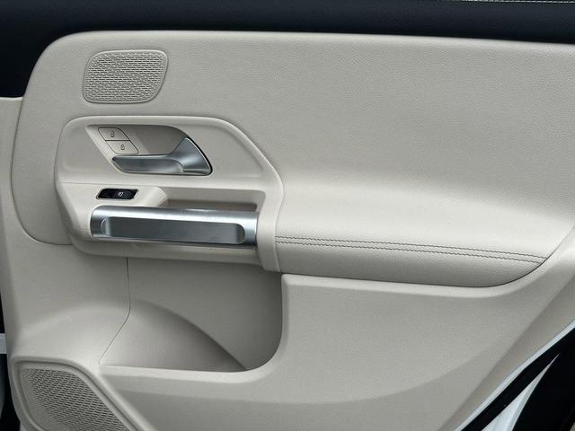 Photo of 2025 White Mercedes-Benz GLB 250