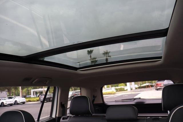 Photo of 2025 Opal White Pearl Volkswagen Atlas
