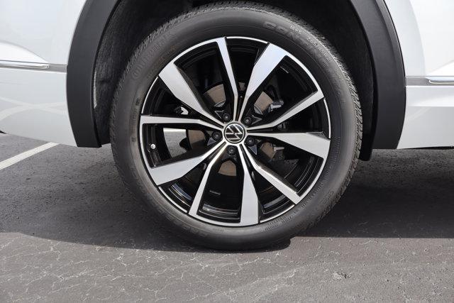 Photo of 2025 Opal White Pearl Volkswagen Atlas