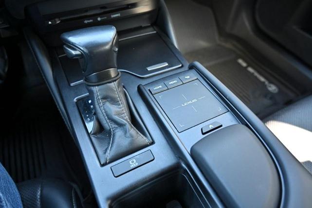 Photo of 2020 Eminent White Pearl Lexus ES 350
