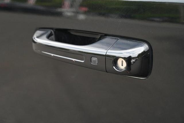 Photo of 2023 Diamond Black Crystal Pearlcoat RAM 1500