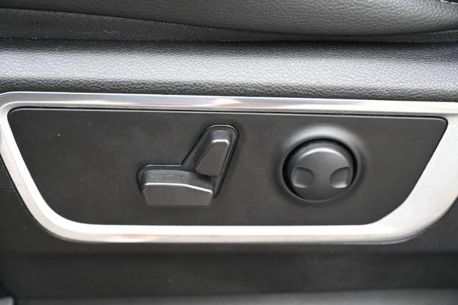 Photo of 2023 Diamond Black Crystal Pearlcoat RAM 1500
