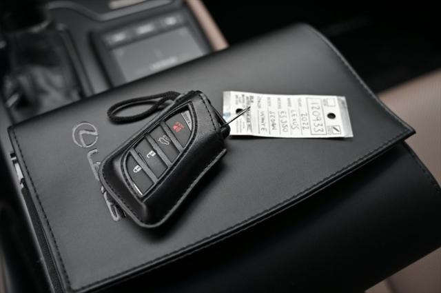 Photo of 2022 Eminent White Pearl Lexus ES 350
