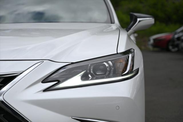 Photo of 2022 Eminent White Pearl Lexus ES 350