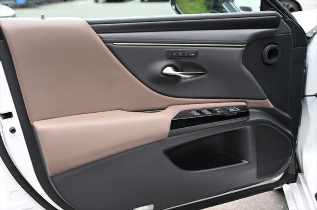 Photo of 2022 Eminent White Pearl Lexus ES 350