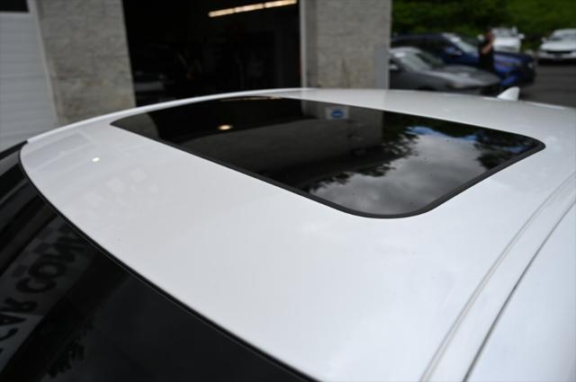 Photo of 2022 Eminent White Pearl Lexus ES 350