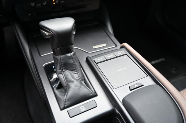 Photo of 2022 Eminent White Pearl Lexus ES 350