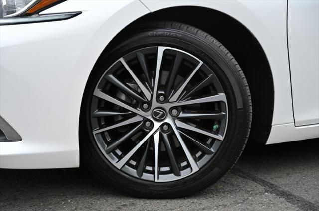 Photo of 2022 Eminent White Pearl Lexus ES 350