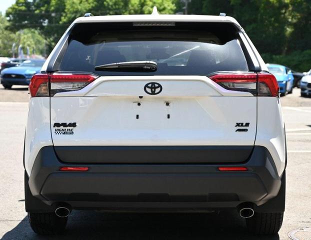 Photo of 2019 Super White Toyota RAV4
