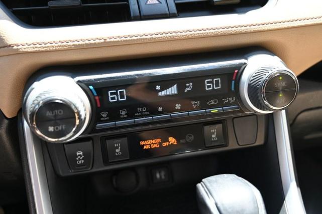 Photo of 2019 Super White Toyota RAV4
