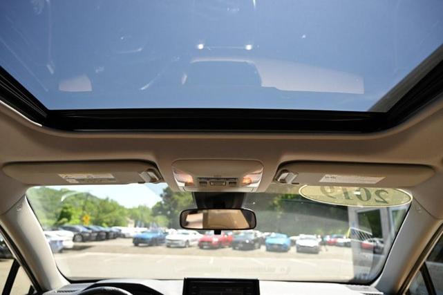 Photo of 2019 Super White Toyota RAV4