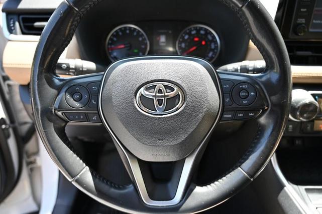 Photo of 2019 Super White Toyota RAV4