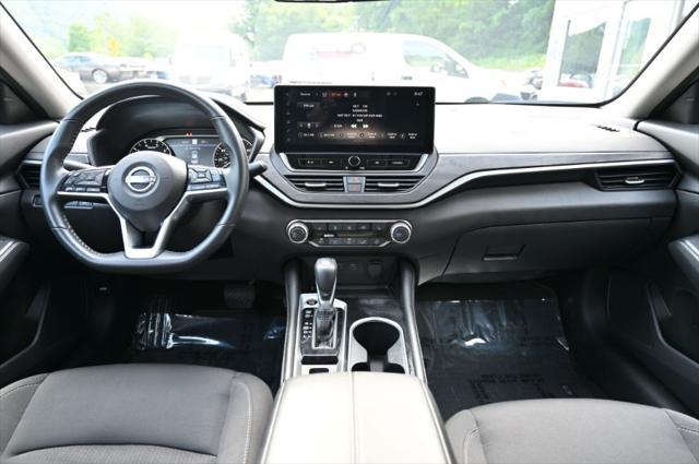 Photo of 2024 Super Black Nissan Altima