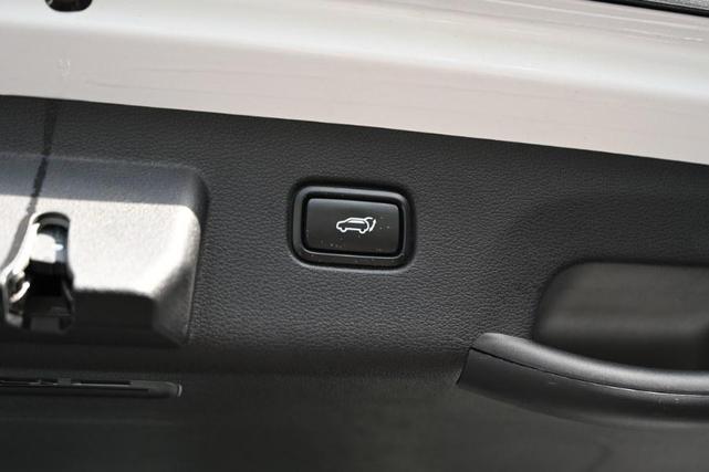 Photo of 2023 Glacial White Pearl Kia Sportage