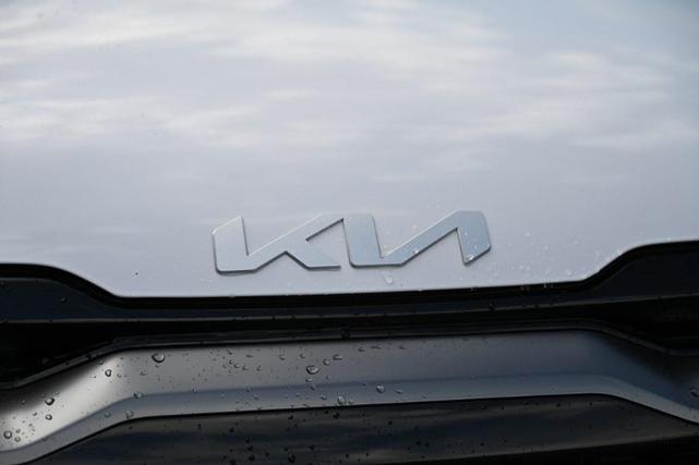 Photo of 2023 Glacial White Pearl Kia Sportage