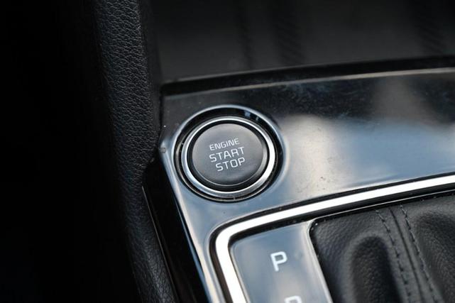 Photo of 2023 Glacial White Pearl Kia Sportage
