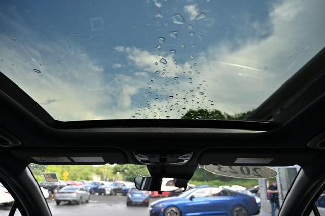 Photo of 2023 Glacial White Pearl Kia Sportage