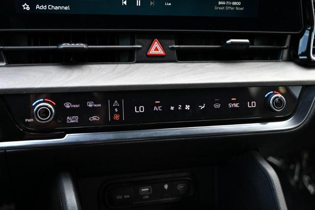Photo of 2023 Glacial White Pearl Kia Sportage