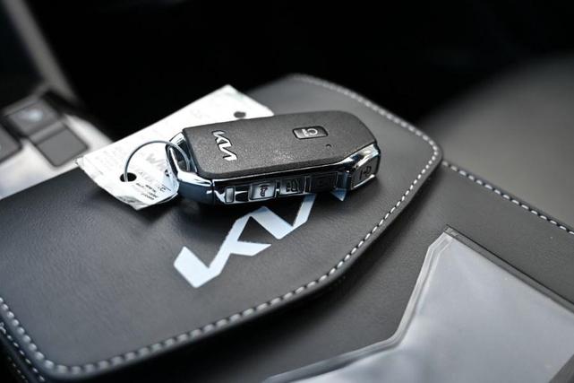 Photo of 2023 Glacial White Pearl Kia Sportage