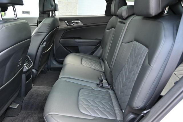Photo of 2023 Glacial White Pearl Kia Sportage