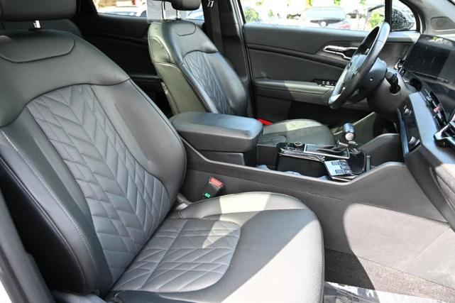 Photo of 2023 Glacial White Pearl Kia Sportage
