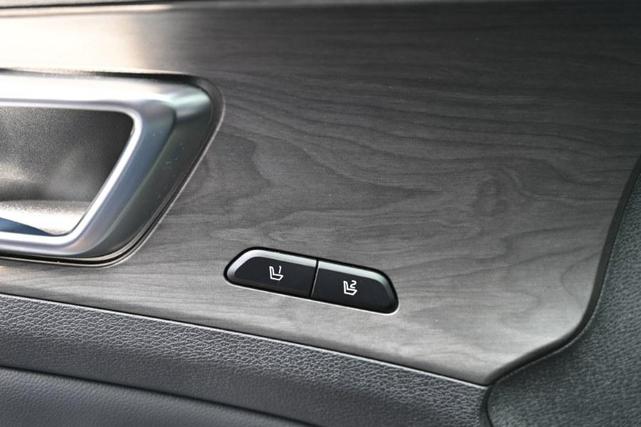 Photo of 2023 Glacial White Pearl Kia Sportage