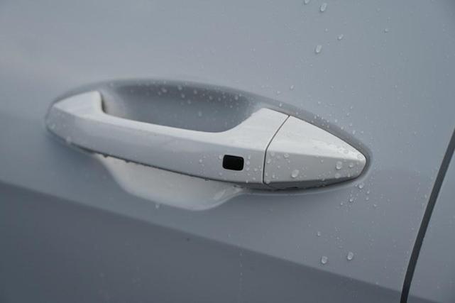 Photo of 2023 Glacial White Pearl Kia Sportage