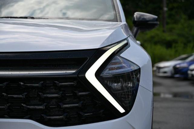Photo of 2023 Glacial White Pearl Kia Sportage