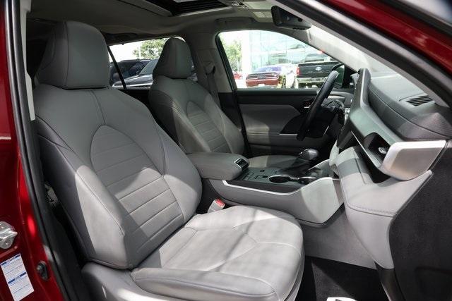 Photo of 2021 Red Toyota Highlander Hybrid