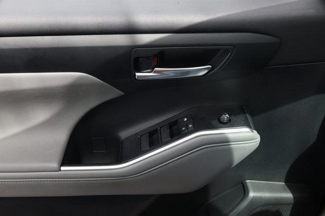 Photo of 2021 Red Toyota Highlander Hybrid