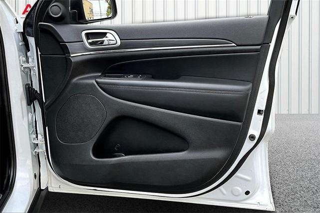 Photo of 2021 Bright White Clearcoat Jeep Grand Cherokee