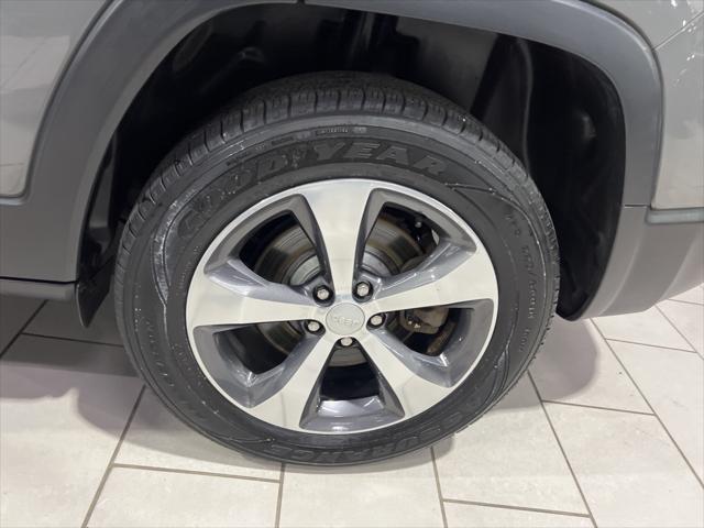 Photo of 2019 Sting-Gray Clearcoat Jeep Cherokee