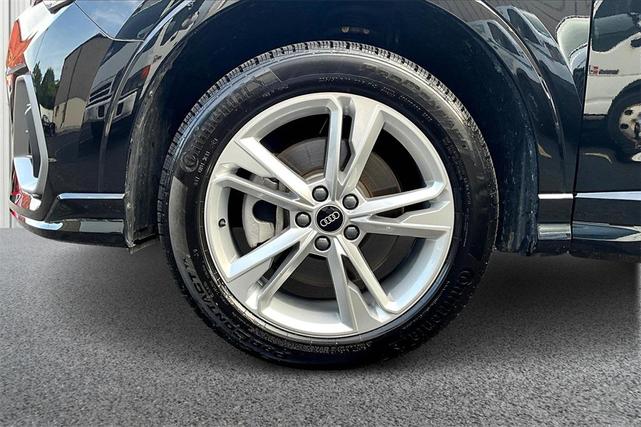 Photo of 2024 Mythos Black Metallic Audi Q3