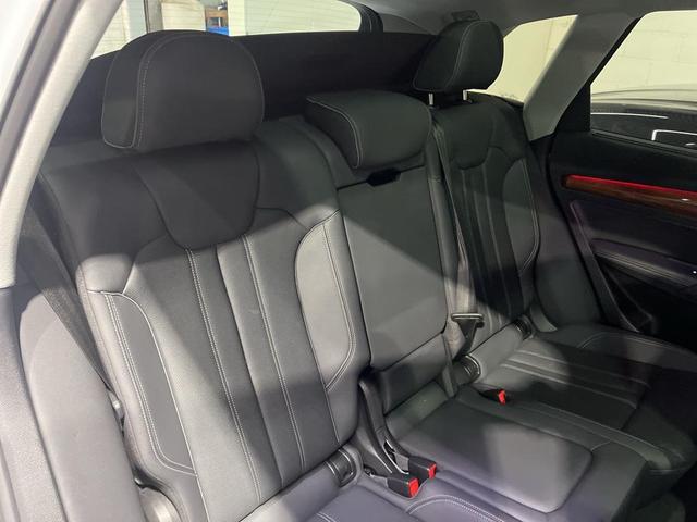 Photo of 2022 Glacier White Audi Q5