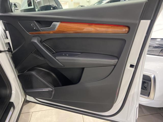 Photo of 2022 Glacier White Audi Q5