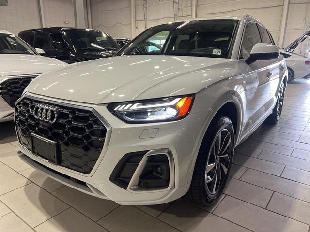 Photo of 2022 Glacier White Audi Q5