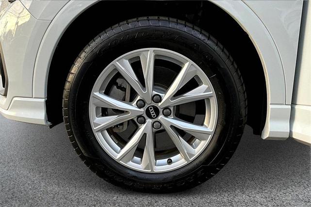 Photo of 2022 Glacier White Metallic Audi Q3