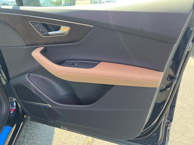 Photo of 2025 Waitomo Blue Metallic Audi Q7