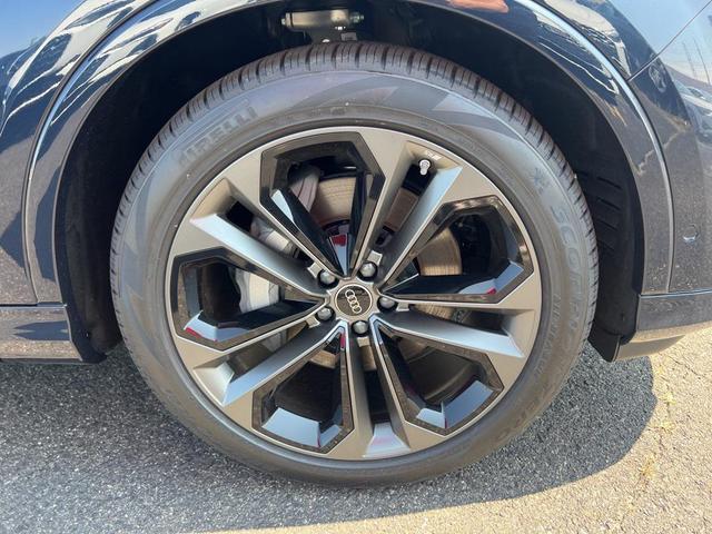 Photo of 2025 Waitomo Blue Metallic Audi Q7