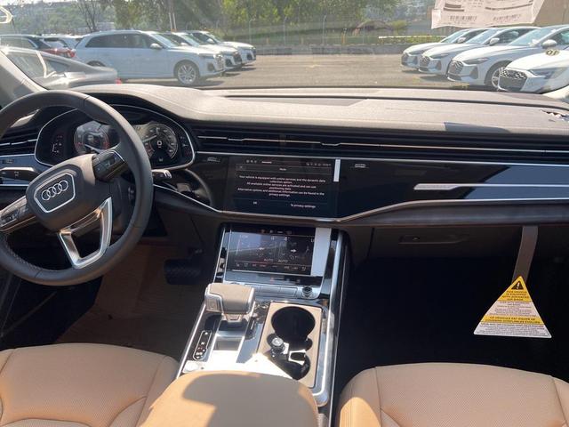 Photo of 2025 Waitomo Blue Metallic Audi Q7