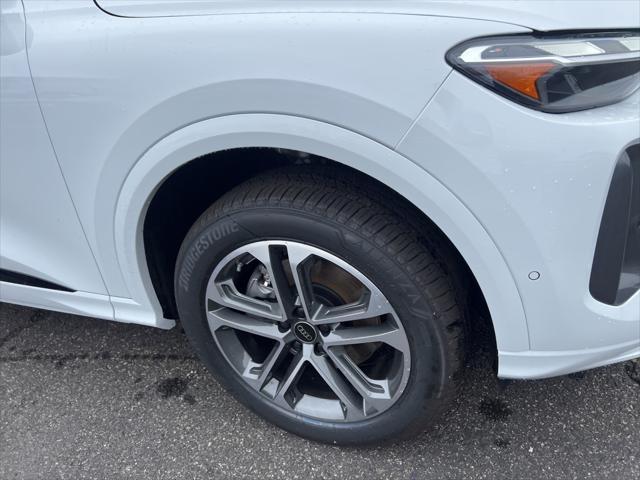 Photo of 2025 Glacier White Metallic Audi Q5