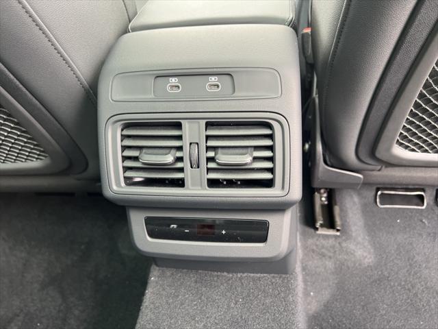 Photo of 2025 Glacier White Metallic Audi Q5
