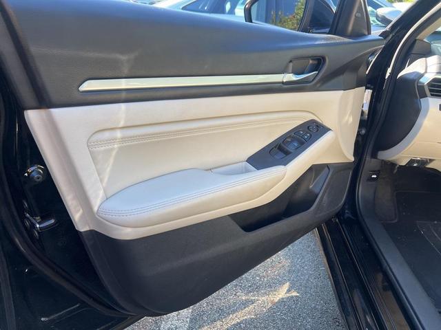 Photo of 2019 Super Black Nissan Altima