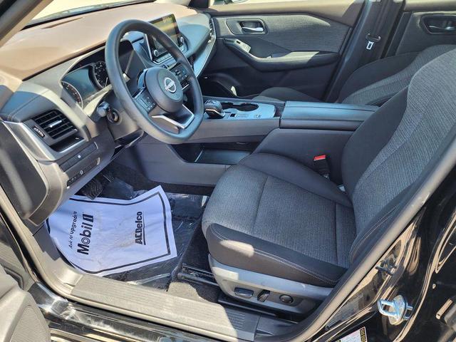 Photo of 2023 Super Black Nissan Rogue